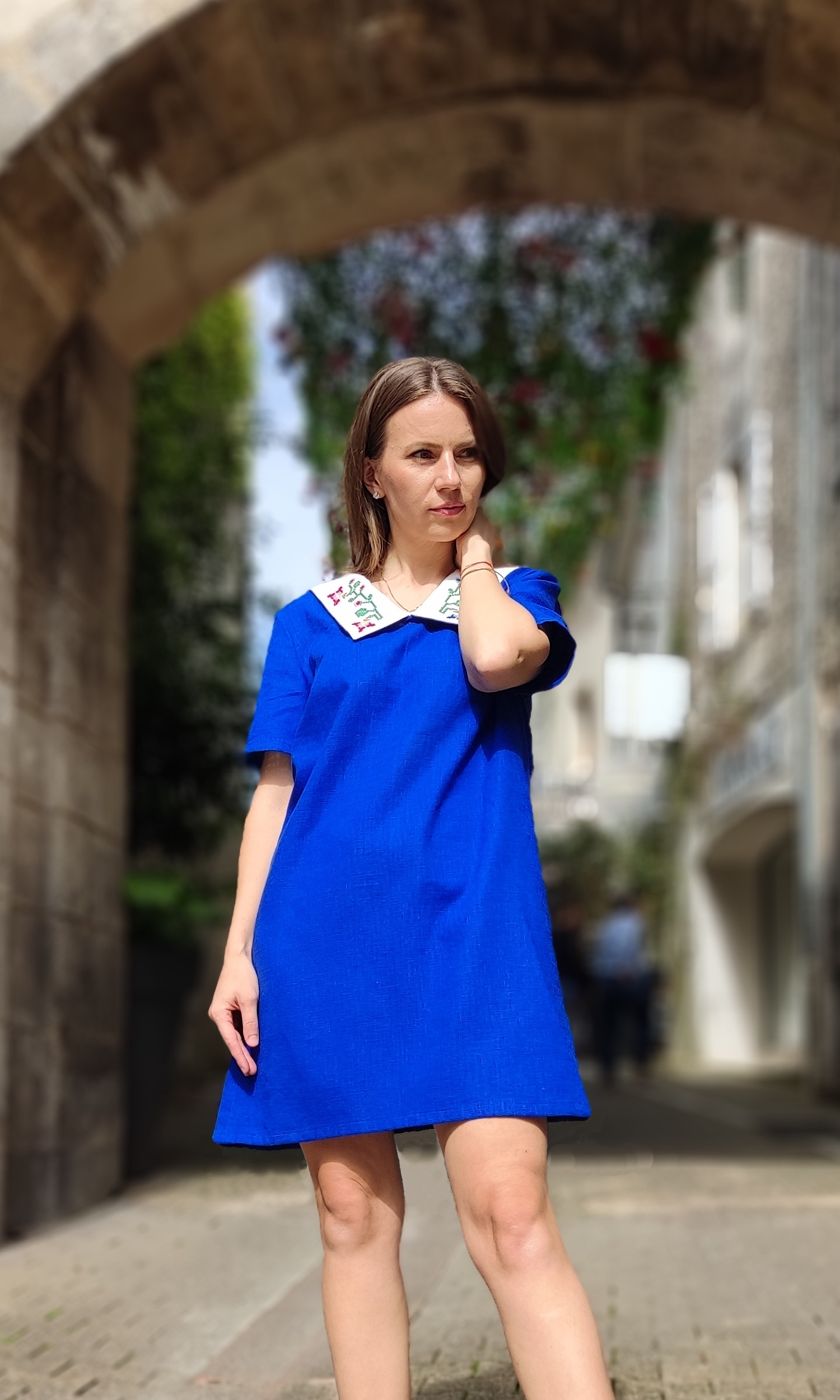 Robe bleue en lin col brodé