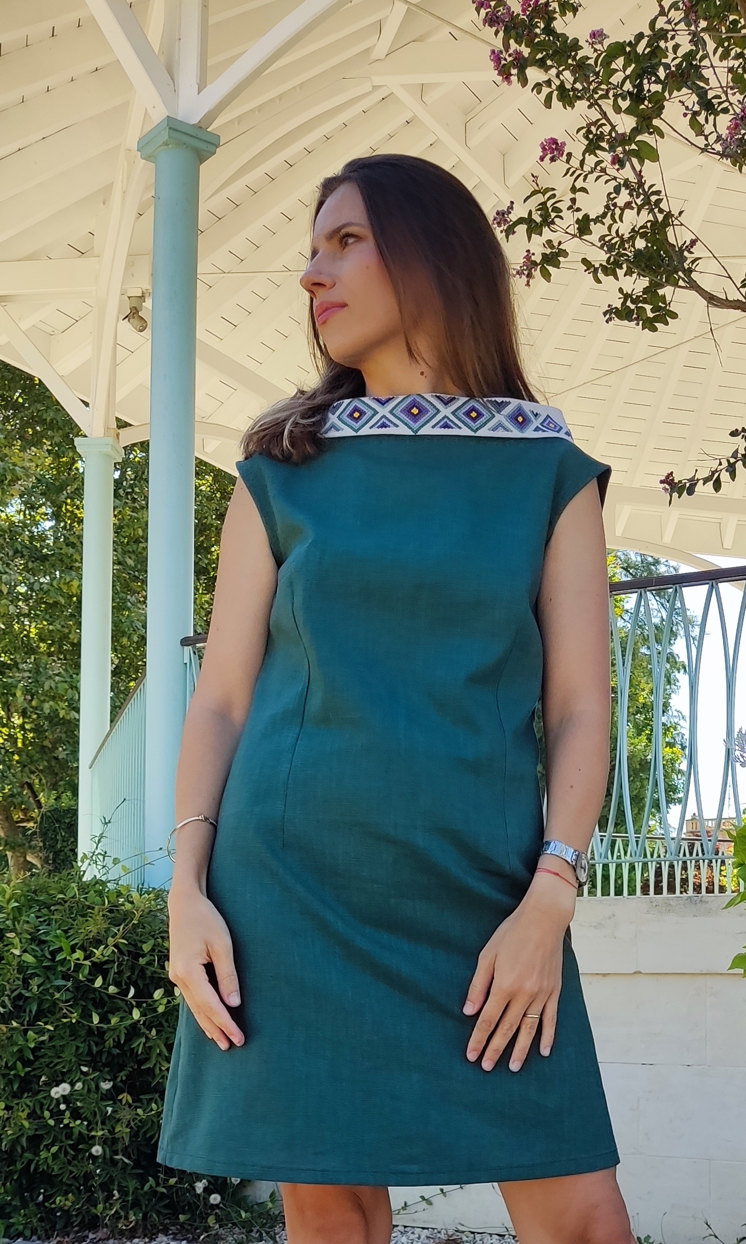 robe lin verte col brodé