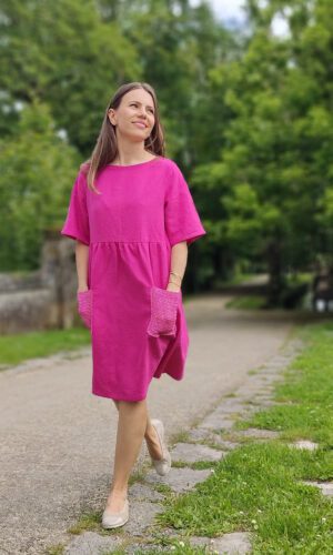 Robe fuchsia lin dos crocheté