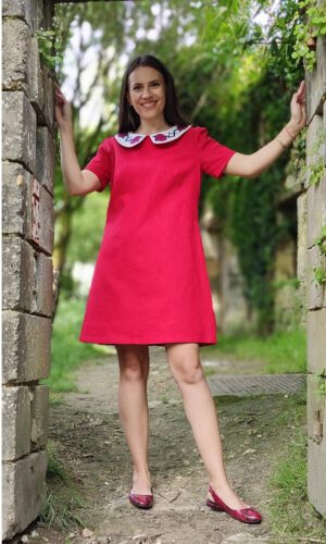 Robe rouge en lin à col brodé